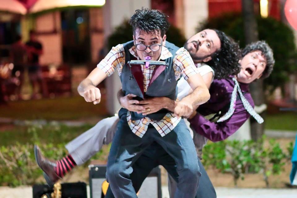 Foto de um grupo de palhaços em uma apresentação.