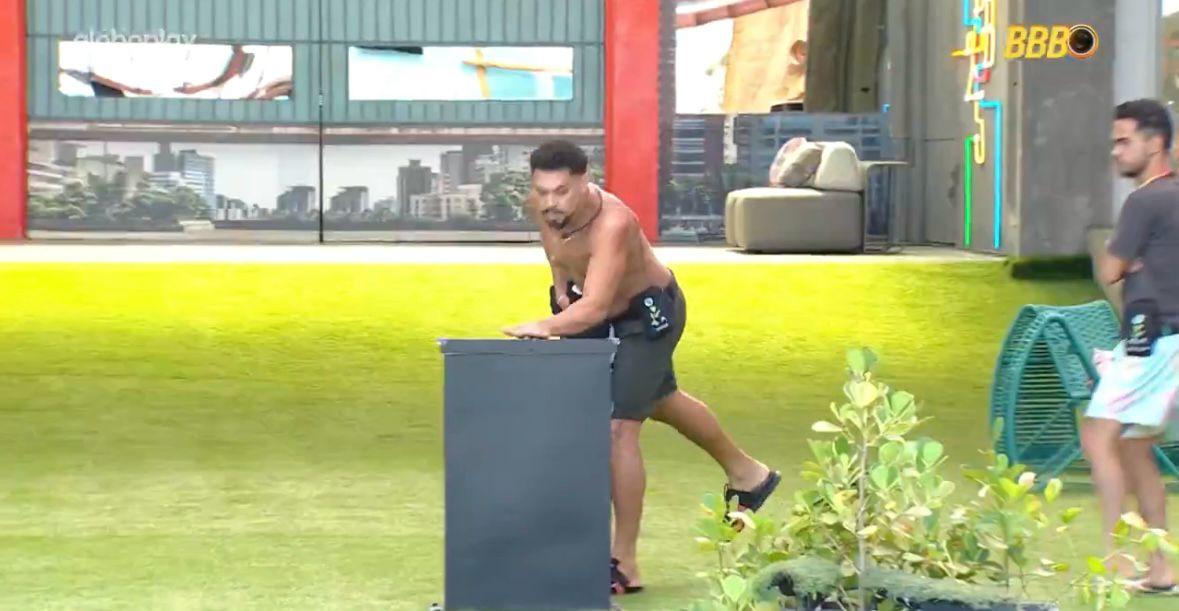 Vinícius apertando o botão