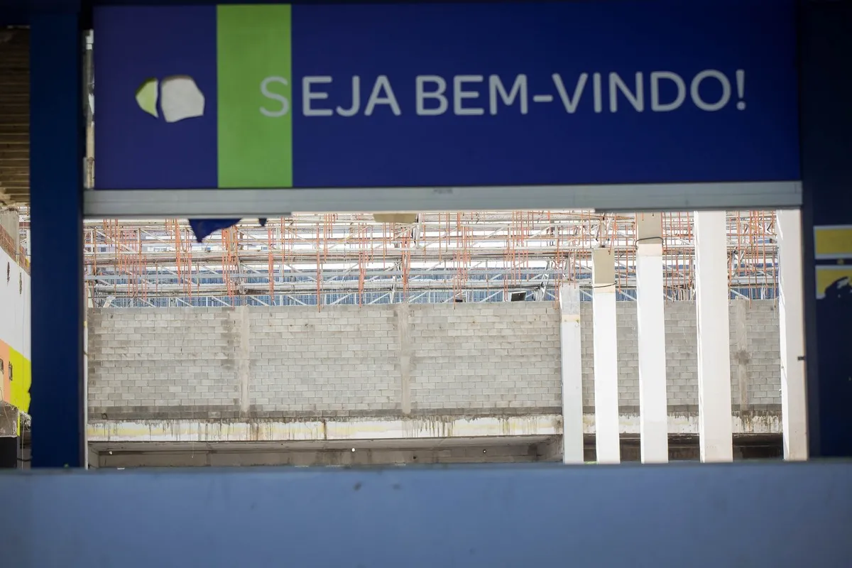 Obras do Hiper Mateus na Aldeota mostram abandono com teto descoberto, entulho e lixo se acumulando na edificação
