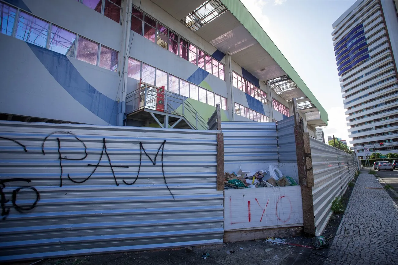 Obras do Hiper Mateus na Aldeota estão paralisadas há pelo menos dois meses e acumulam lixo e deterioração do equipamento