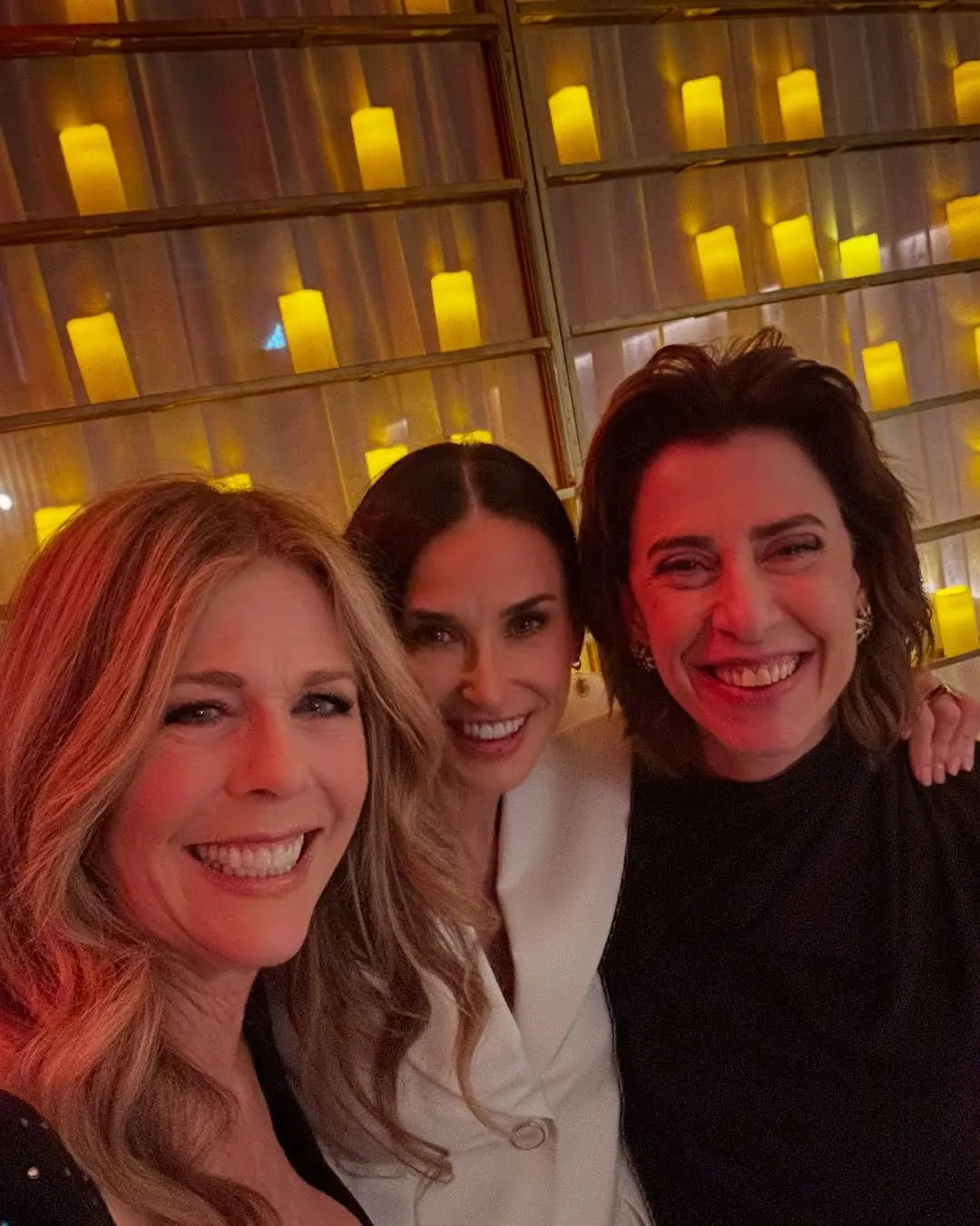Imagem da notícia: Fernanda Torres posa com Demi Moore e Rita Wilson no jantar do Oscar