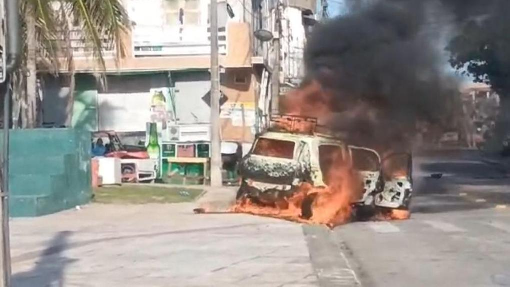 Veículo de operadora de internet foi incendiado no bairro Jacarecanga, no último sábado (22)