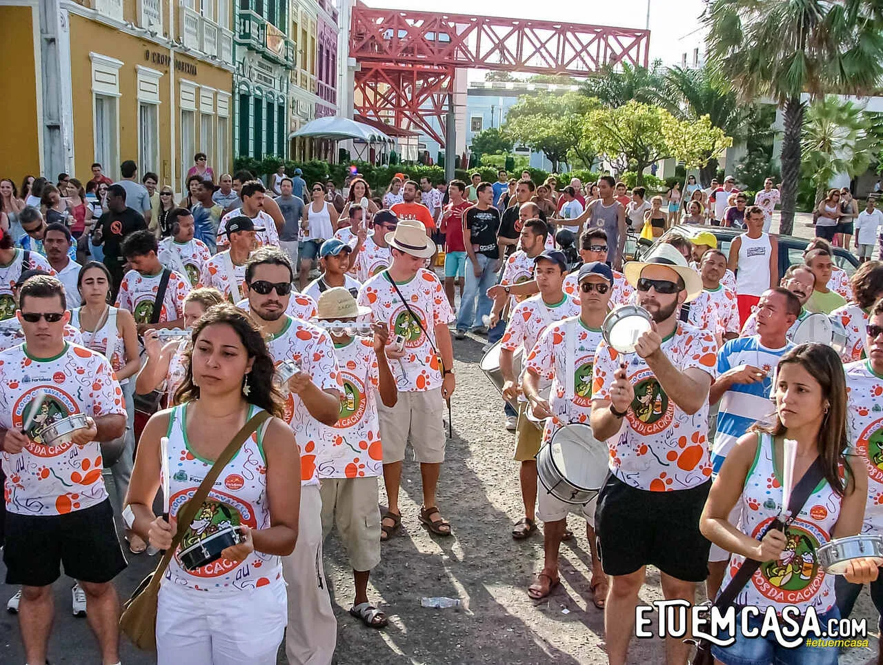Cortejo do Unidos da Cachorra no entorno do Dragão do Mar, em 2007