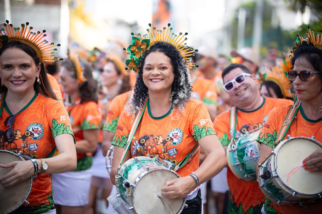 Bateria do Unidos da Cachorra se apresenta tradicionalmente na Beira Mar e no palco do Aterrinho da Praia de Iracema