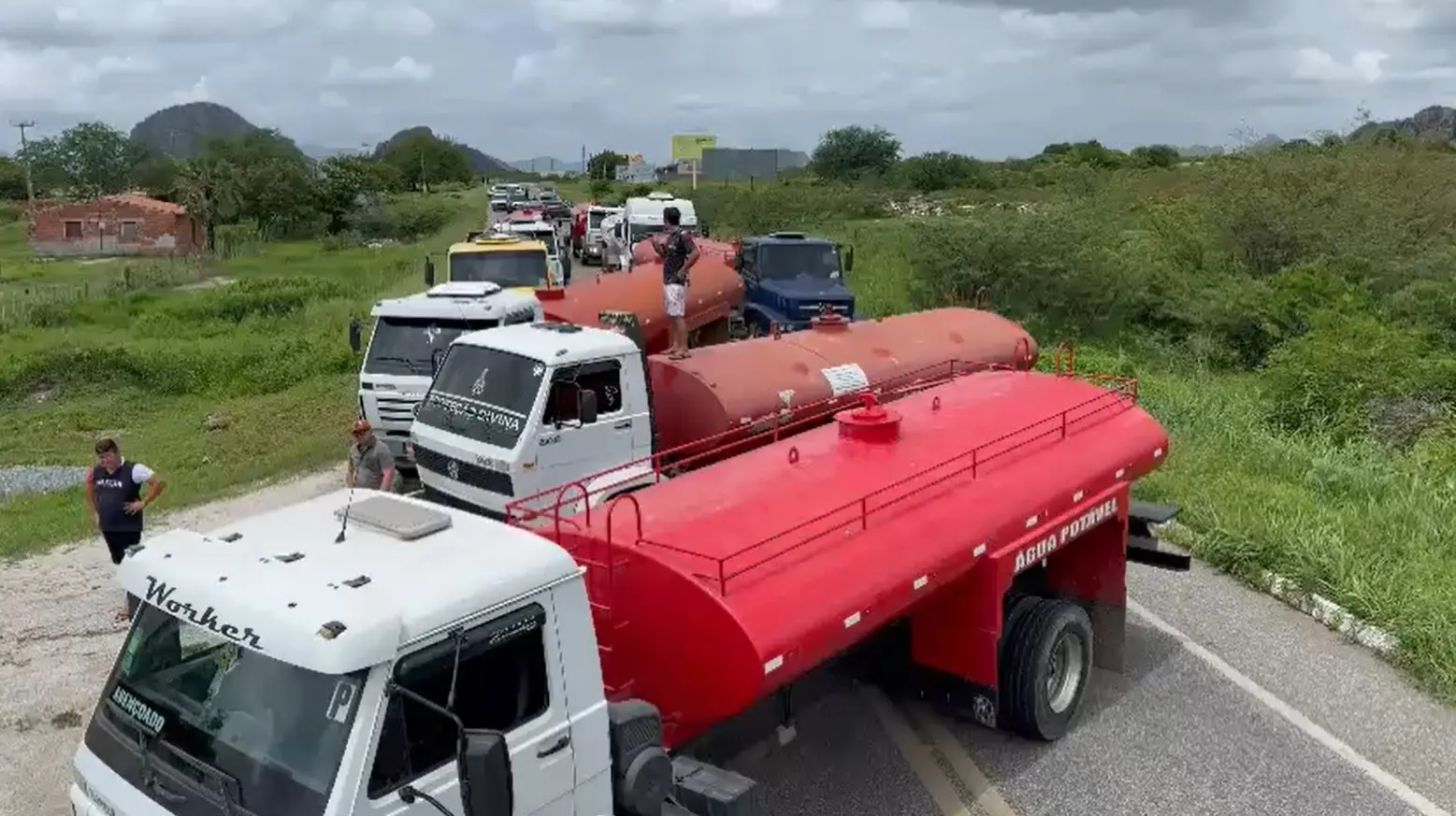Foto de carros-pipa bloqueando trecho de rodovia BR-122 no Ceará em protesto por falta de pagamento aos pipeiros