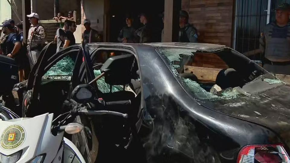 Carro do suspeito Marco Antônio Bocker Jacob apedrejado