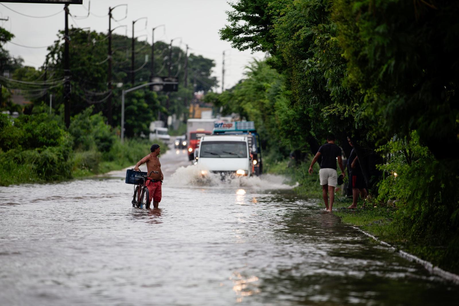 Rua alagada em Fortaleza