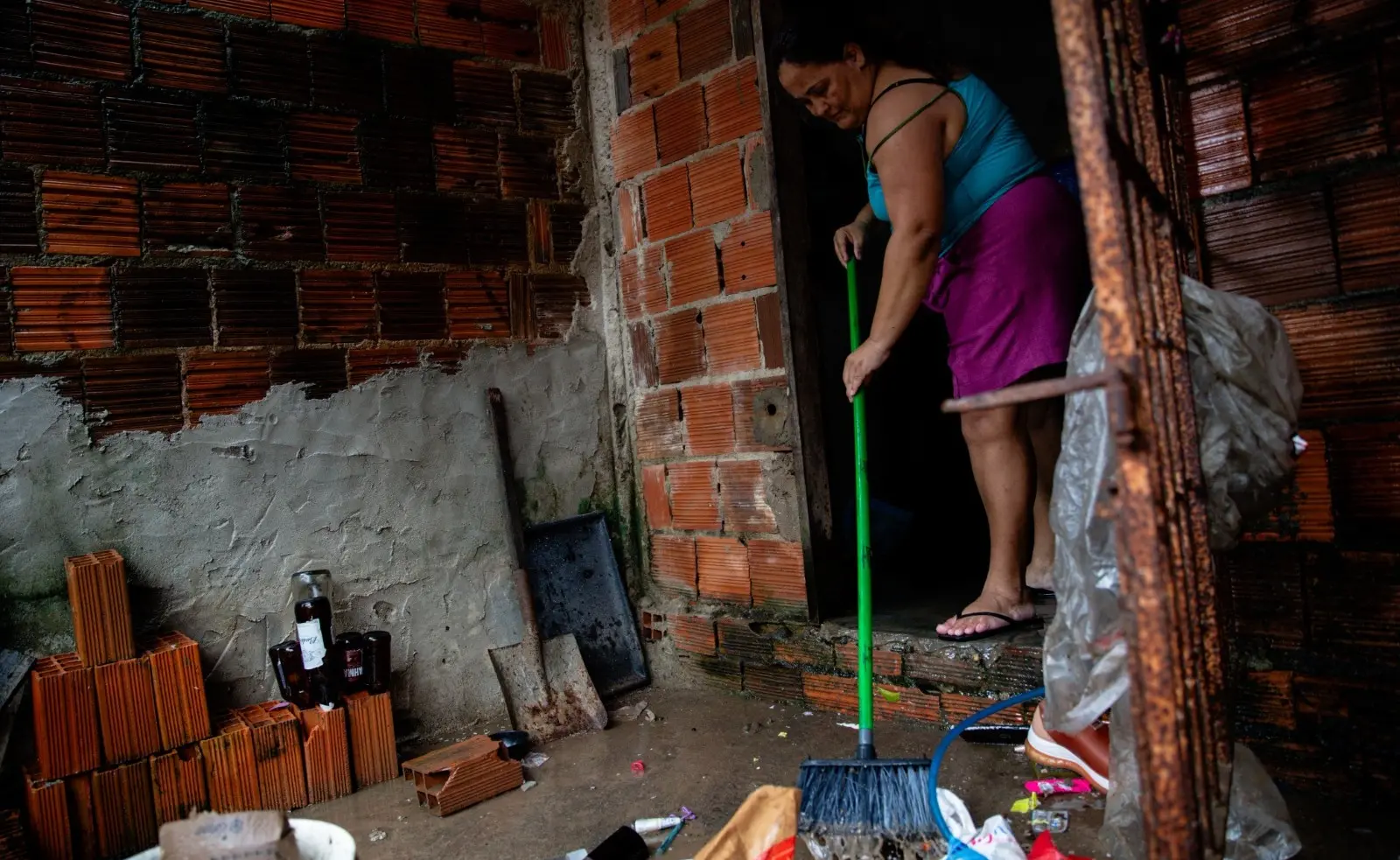 Islândia varre o chão na frente de casa
