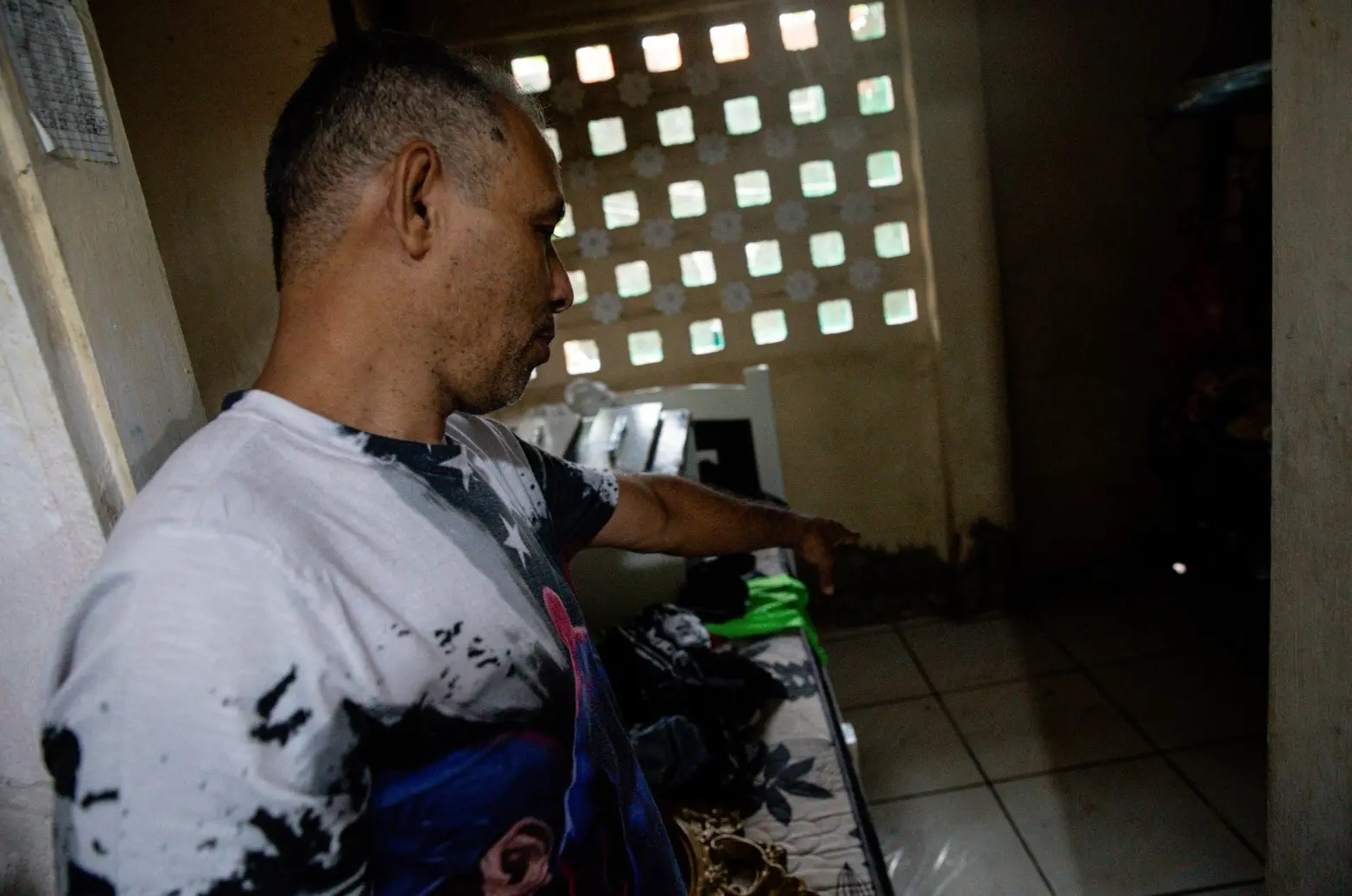 O comerciante Francisco apontando para os prejuízos que teve