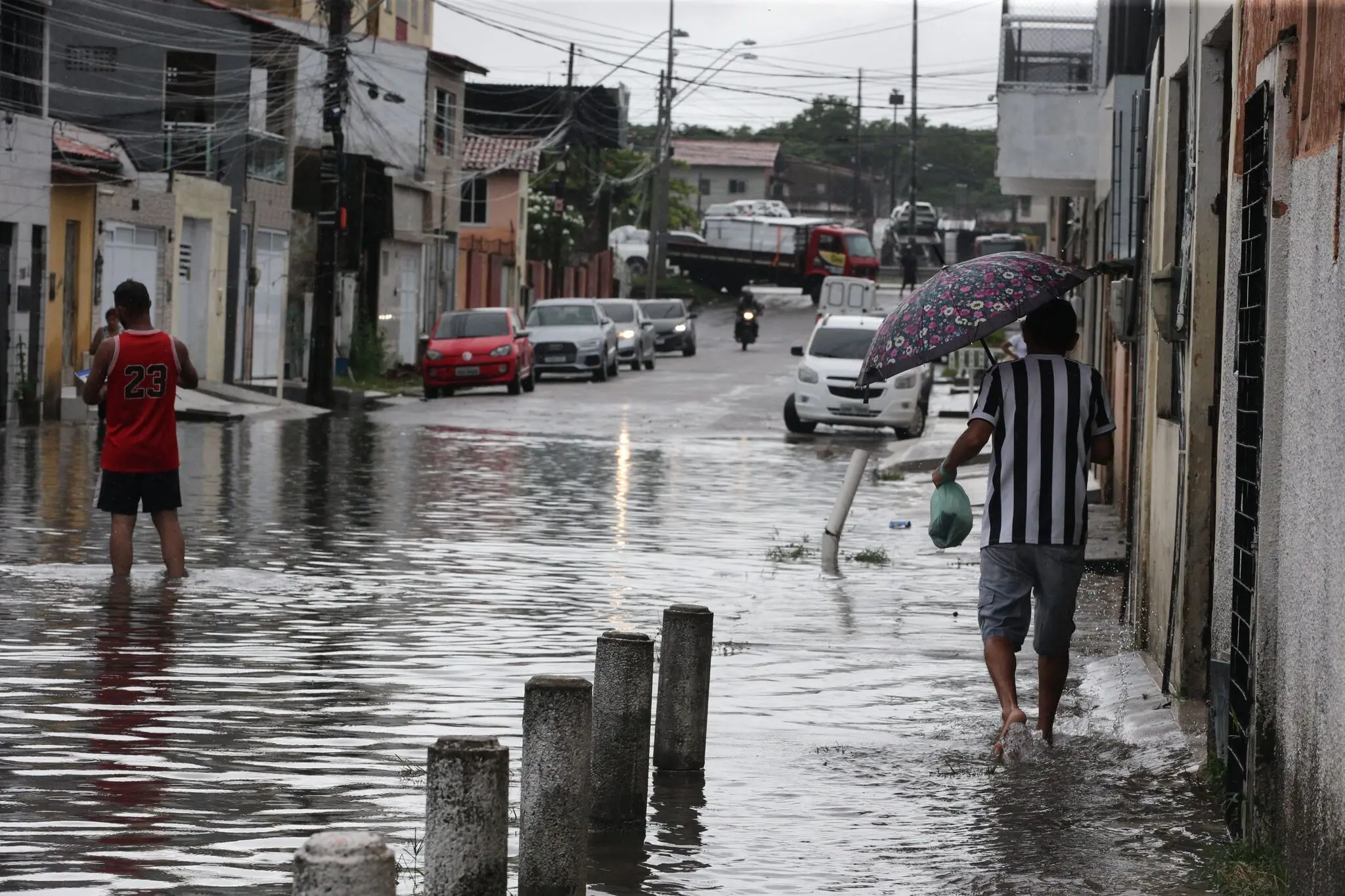 Rua de Fortaleza com ponto de alagamento devido a forte chuva de quinta-feira (27) para sexta-feira (28)