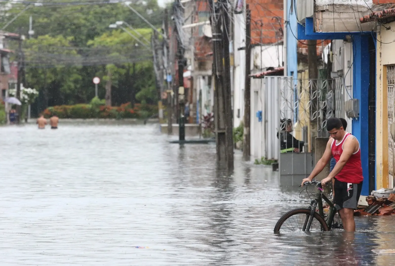 Rua alagada no bairro Aerolandia