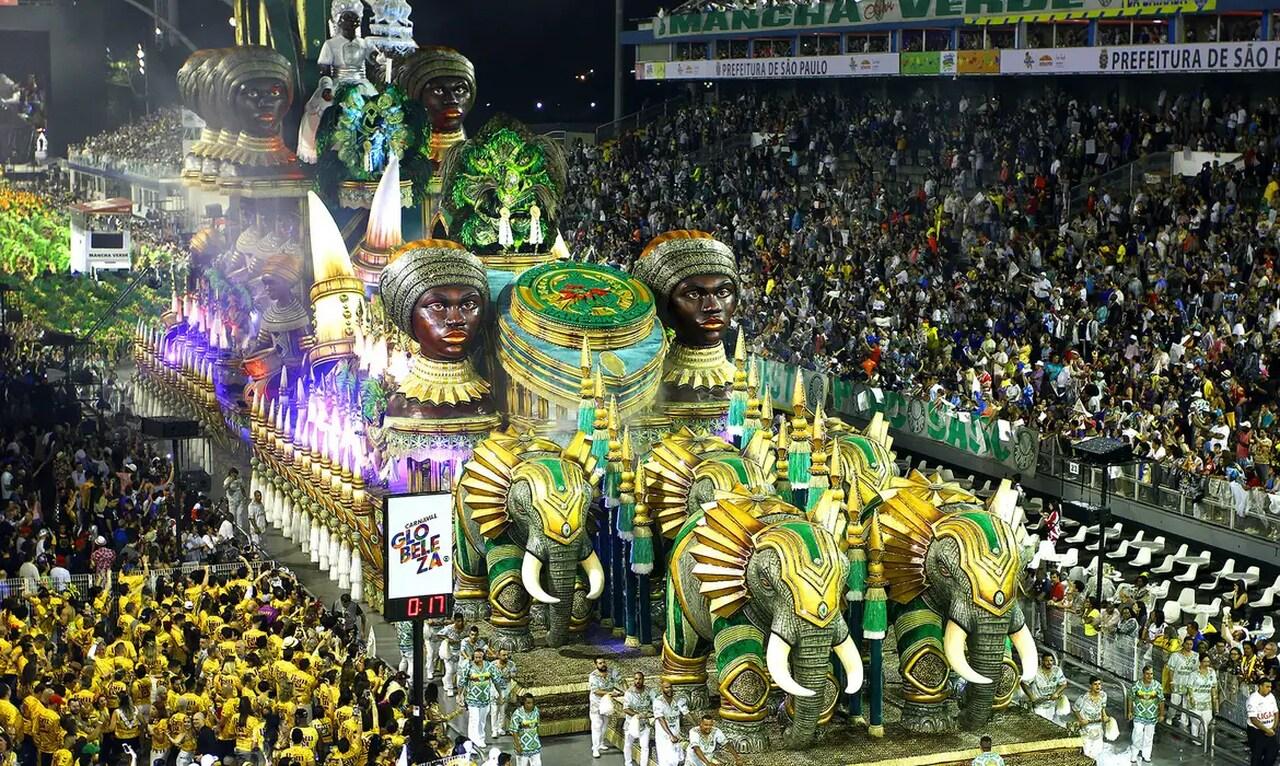 Sambódromo do Anhembi recebe os desfiles das escolas de samba de São Paulo
