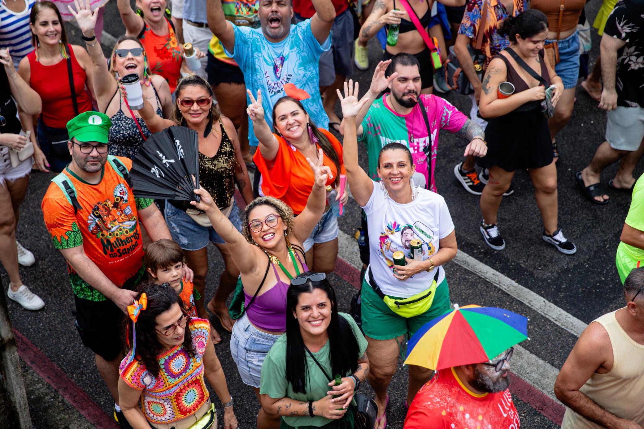Com adereços de Carnaval, foliões se fizeram presentem em cortejo