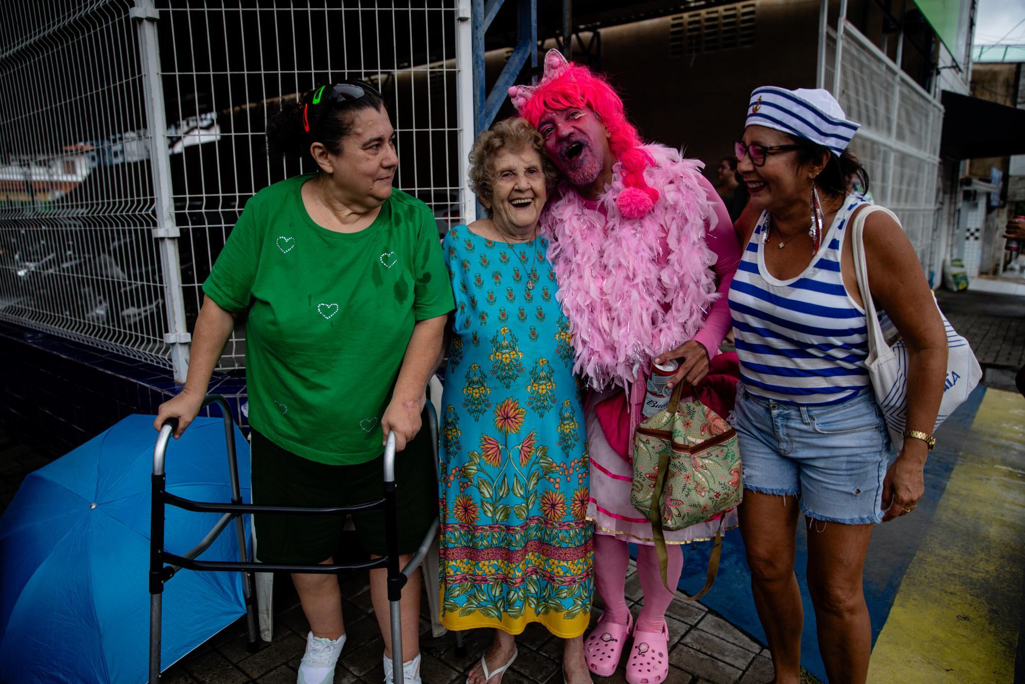 Moradoras veteranas do bairro Benfica em passagem de cortejo no bairro Benfica