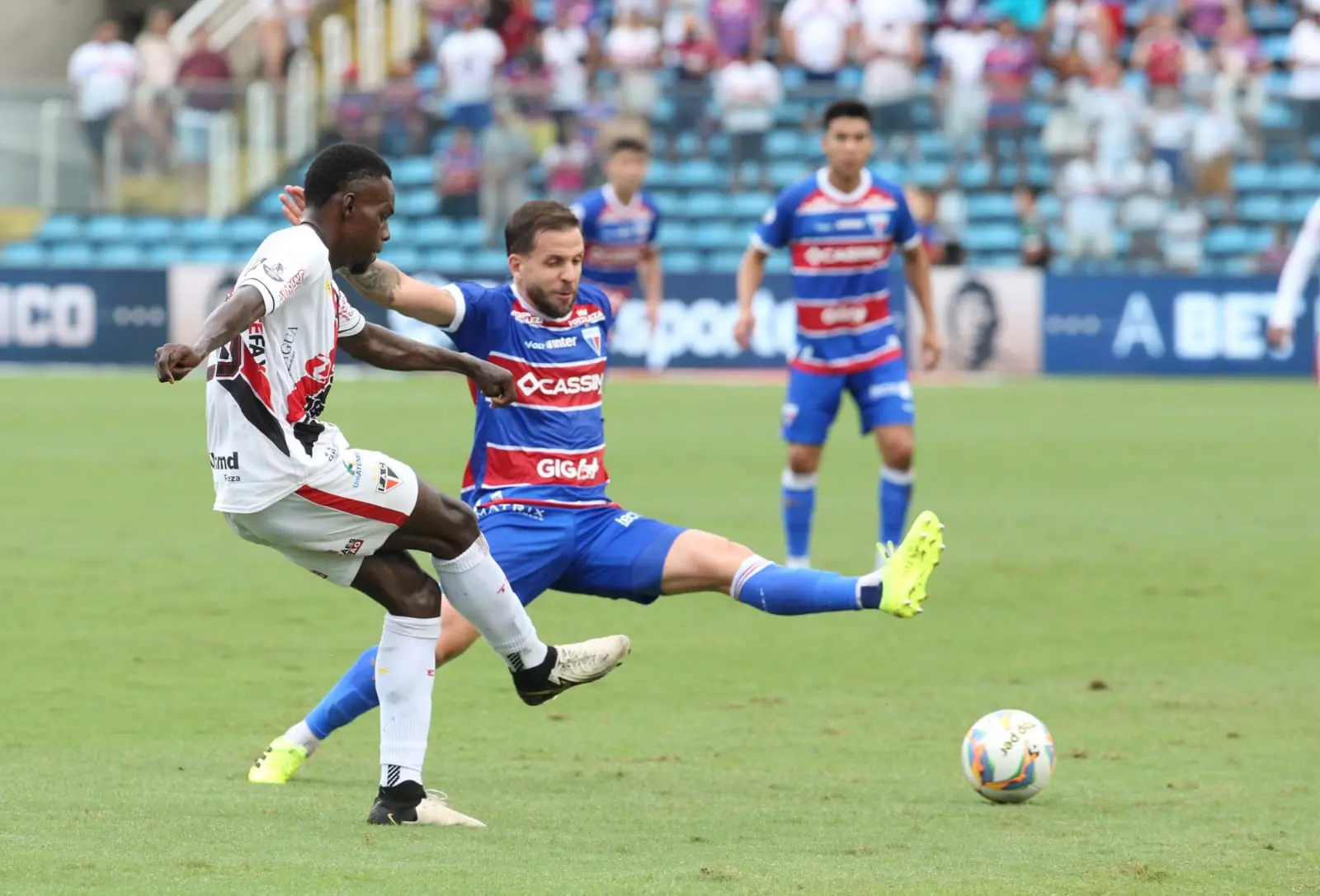 Atletas em ação no Clássico das Cores