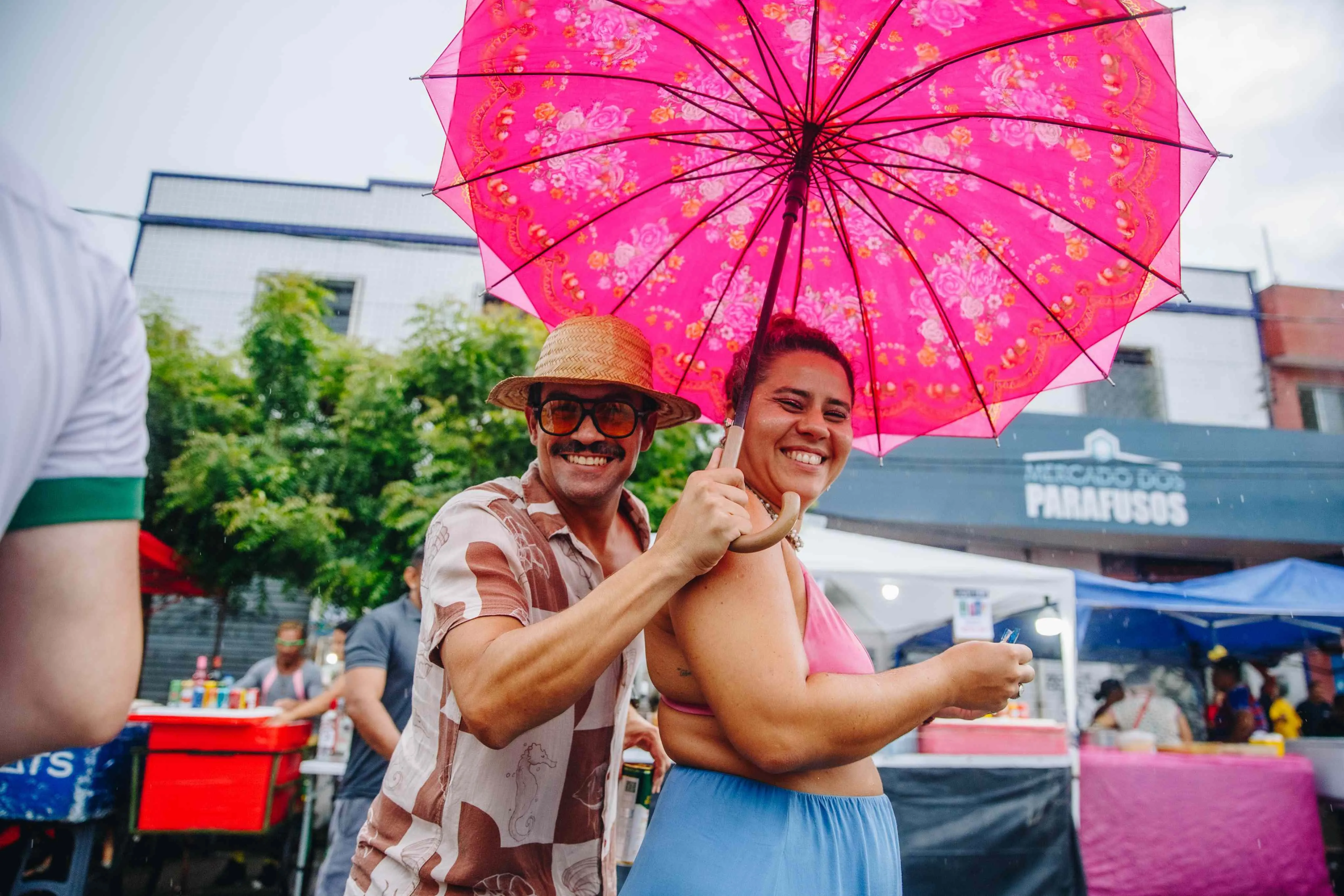 Foliões curtem o carnaval mesmo na chuva