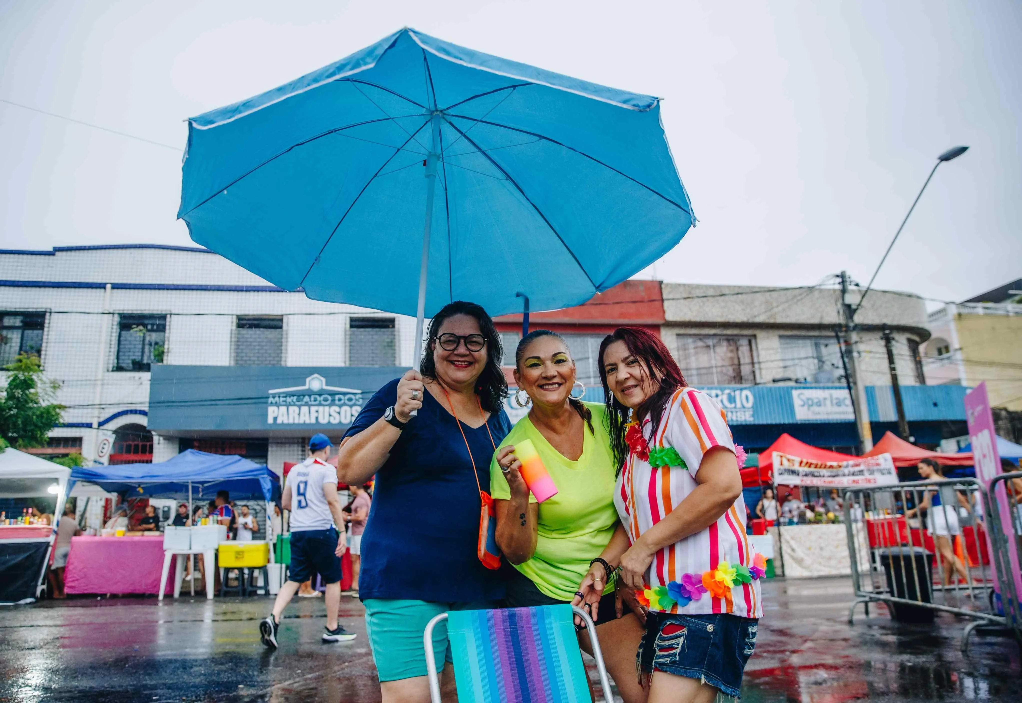 Amigas aproveitam o carnaval no Mercado dos Pinhões, em Fortaleza
