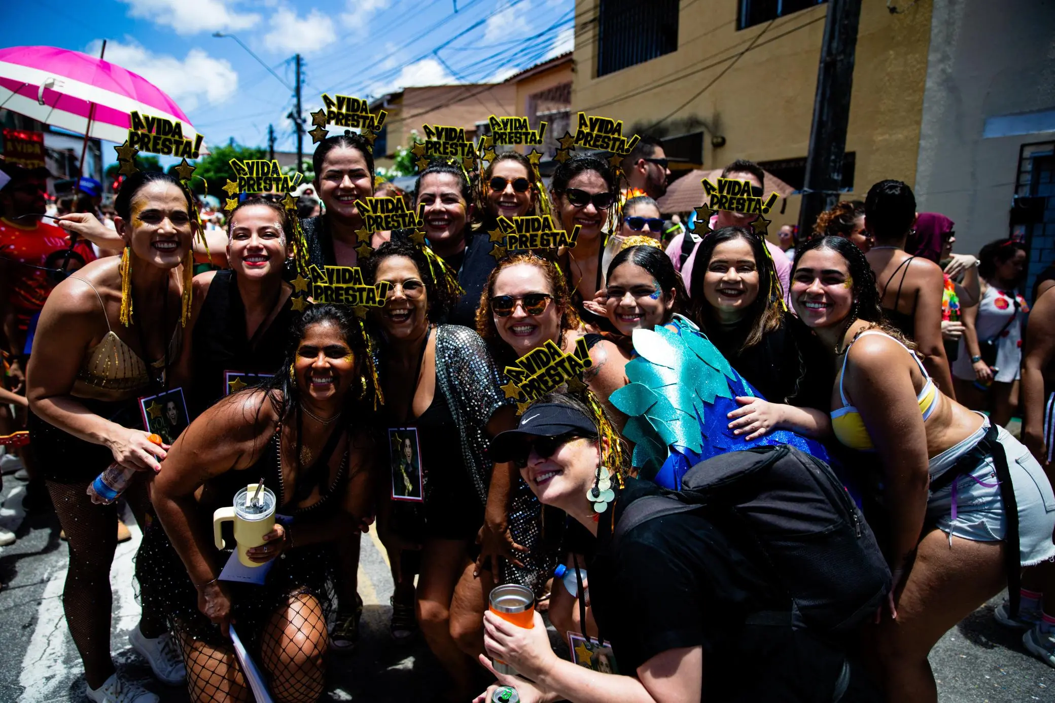 Grupo de amigas caracterizadas com frase de Fernanda Torres