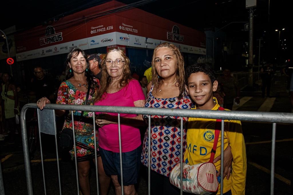 Família observa desfile na Domingos Olímpio