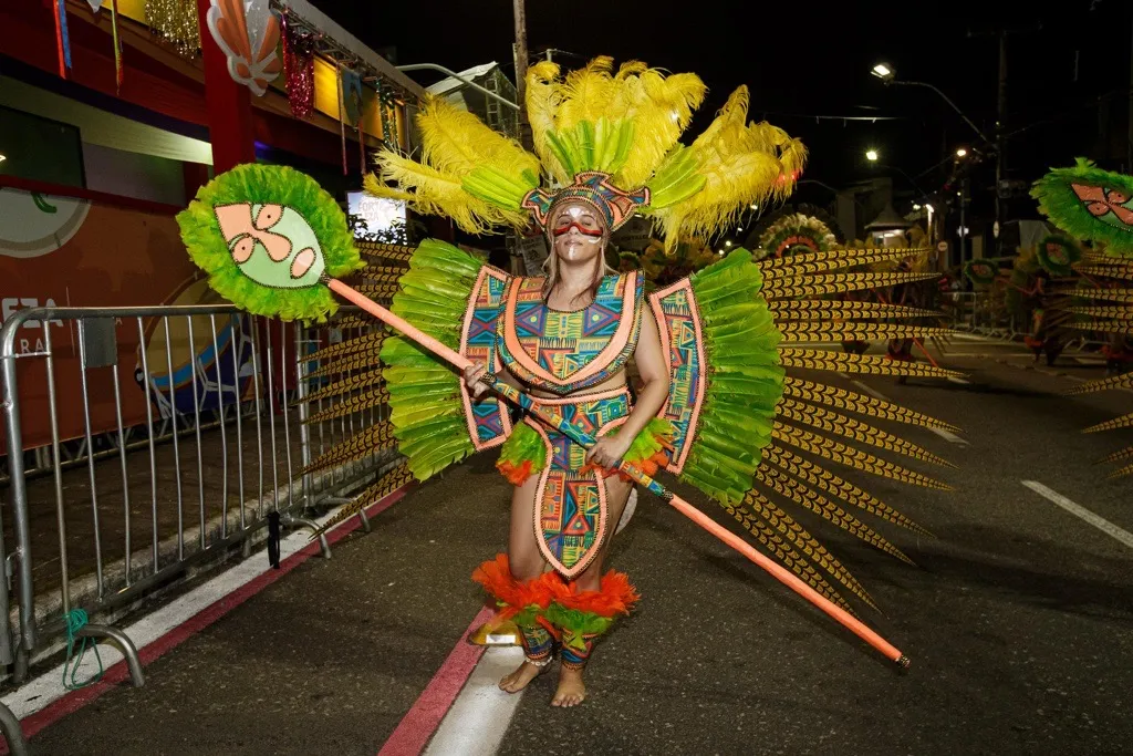 Sobrinha de Valéria, Maria Eduarda desfila no maracatu Rei de Paus