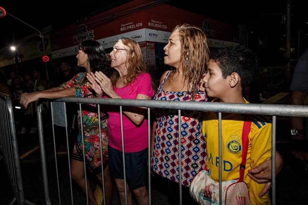 Família assiste desfile