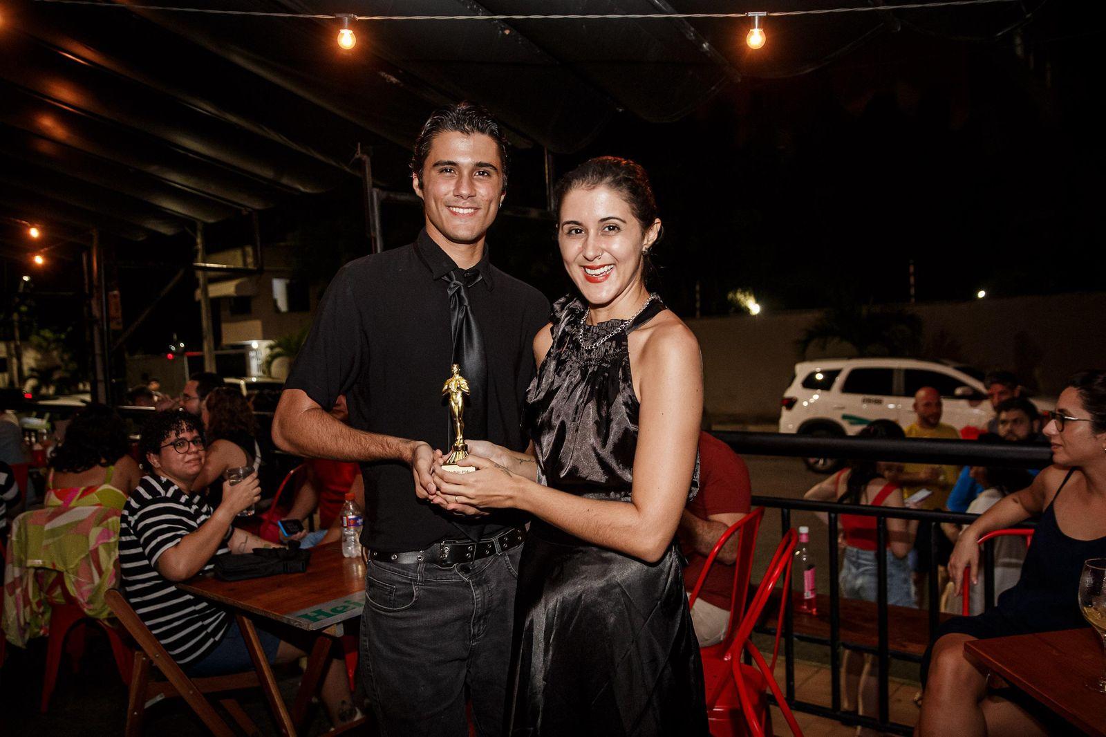 Irmãos se inspiraram em Fernanda Torres e Walter Salles para escolher o look de acompanhar a transmissão em bar de Fortaleza