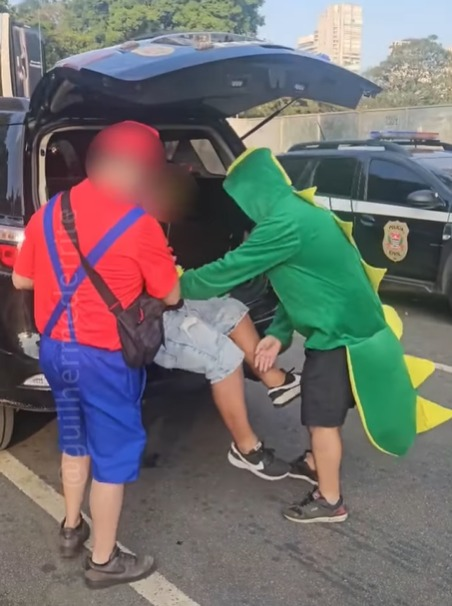 foto de policiais fantasiados de personagens do Mario