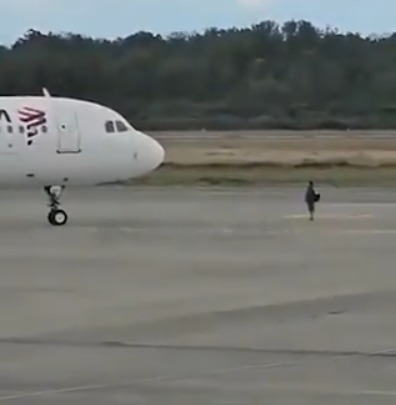 frame de vídeo de homem que invade pista e tentar impedir decolagem de avião da Latam