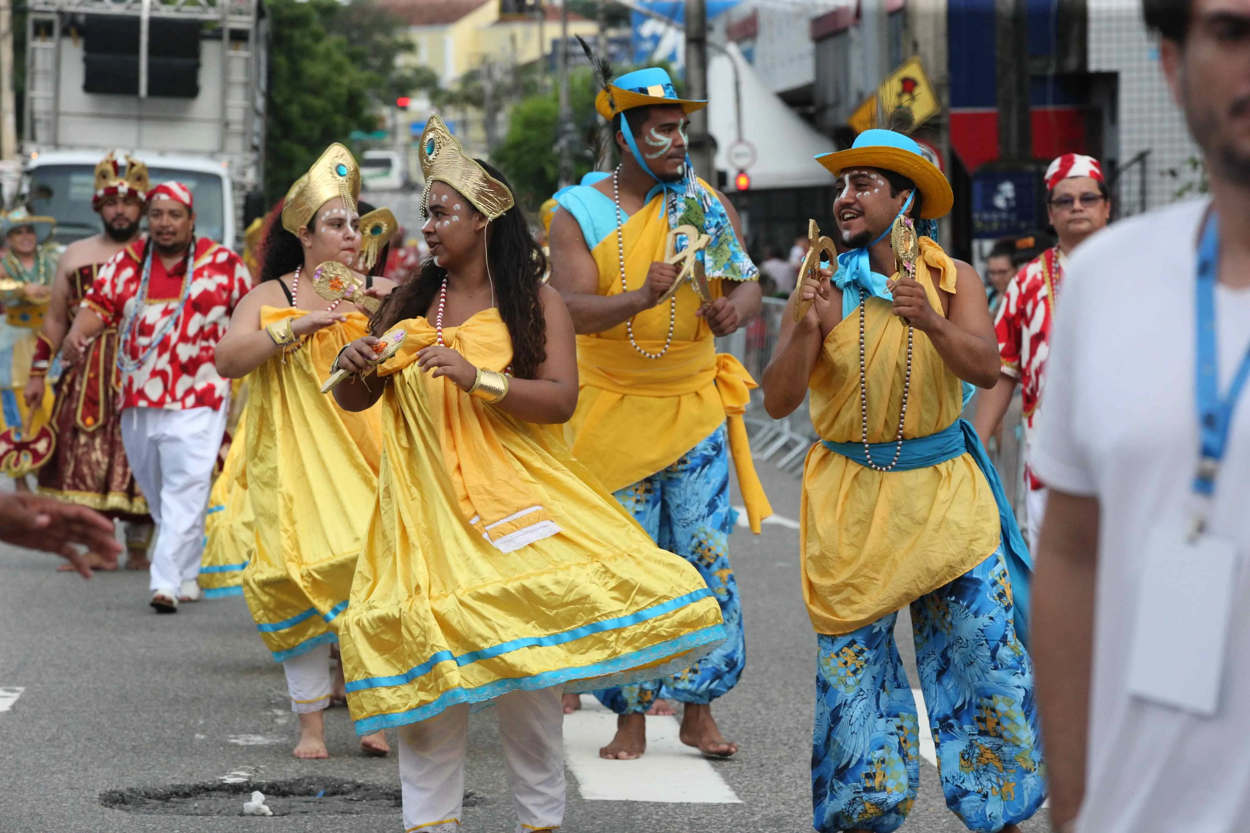 Avenida Domingos Olímpio foi palco de muita dança e ancestralidade