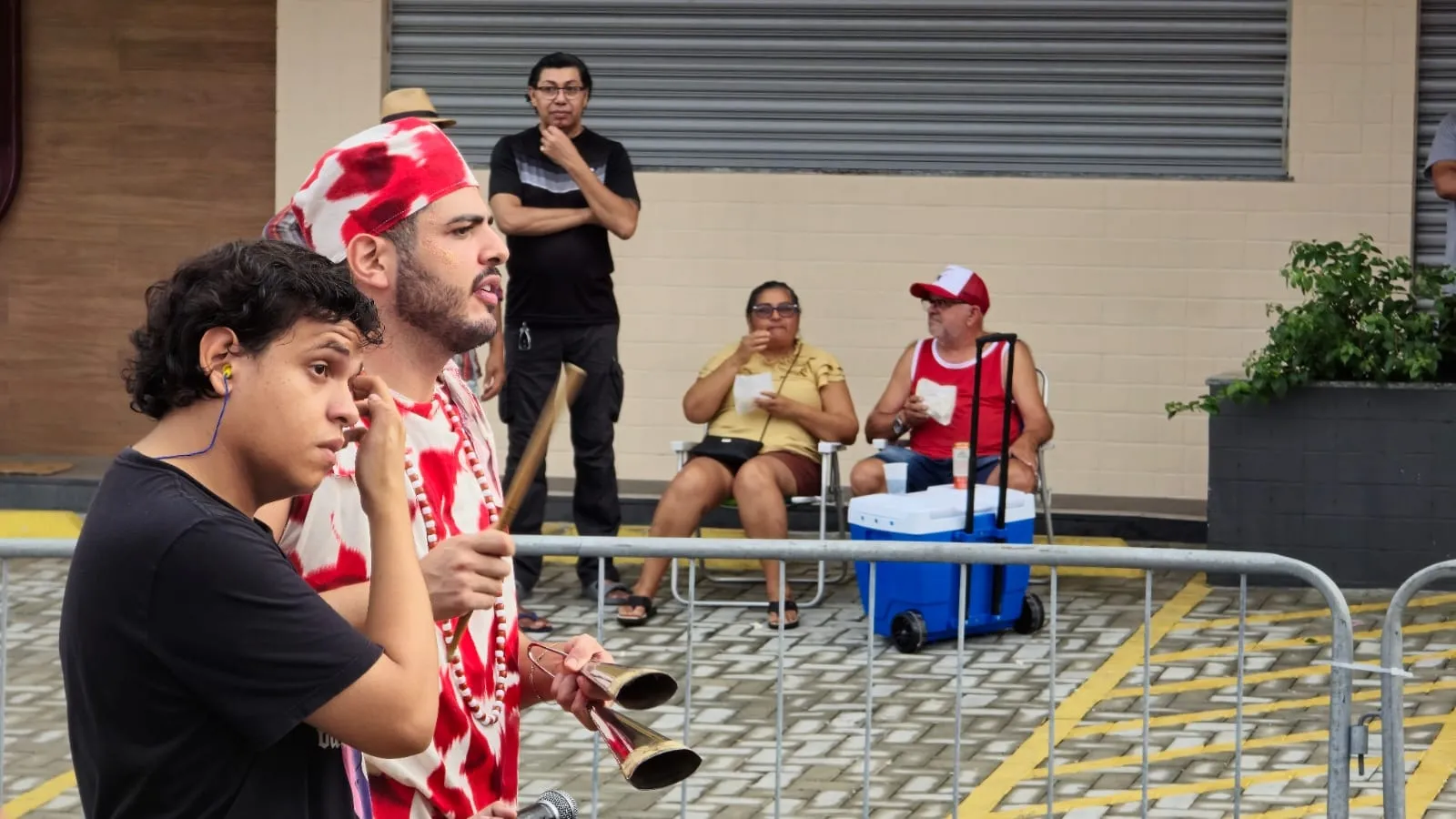 Haroldo da Silveira e Ivanira Nunes acompanham o desfile, com suas cadeirinhas na avenida, há cinco anos