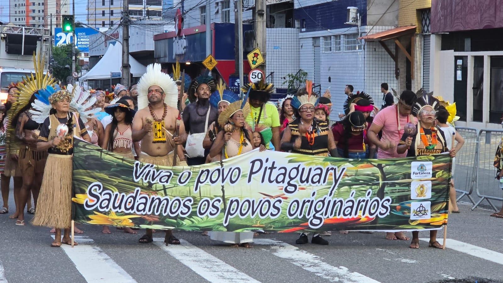Homenagem aos povos originários durante o desfile na Avenida Domingos Olímpio
