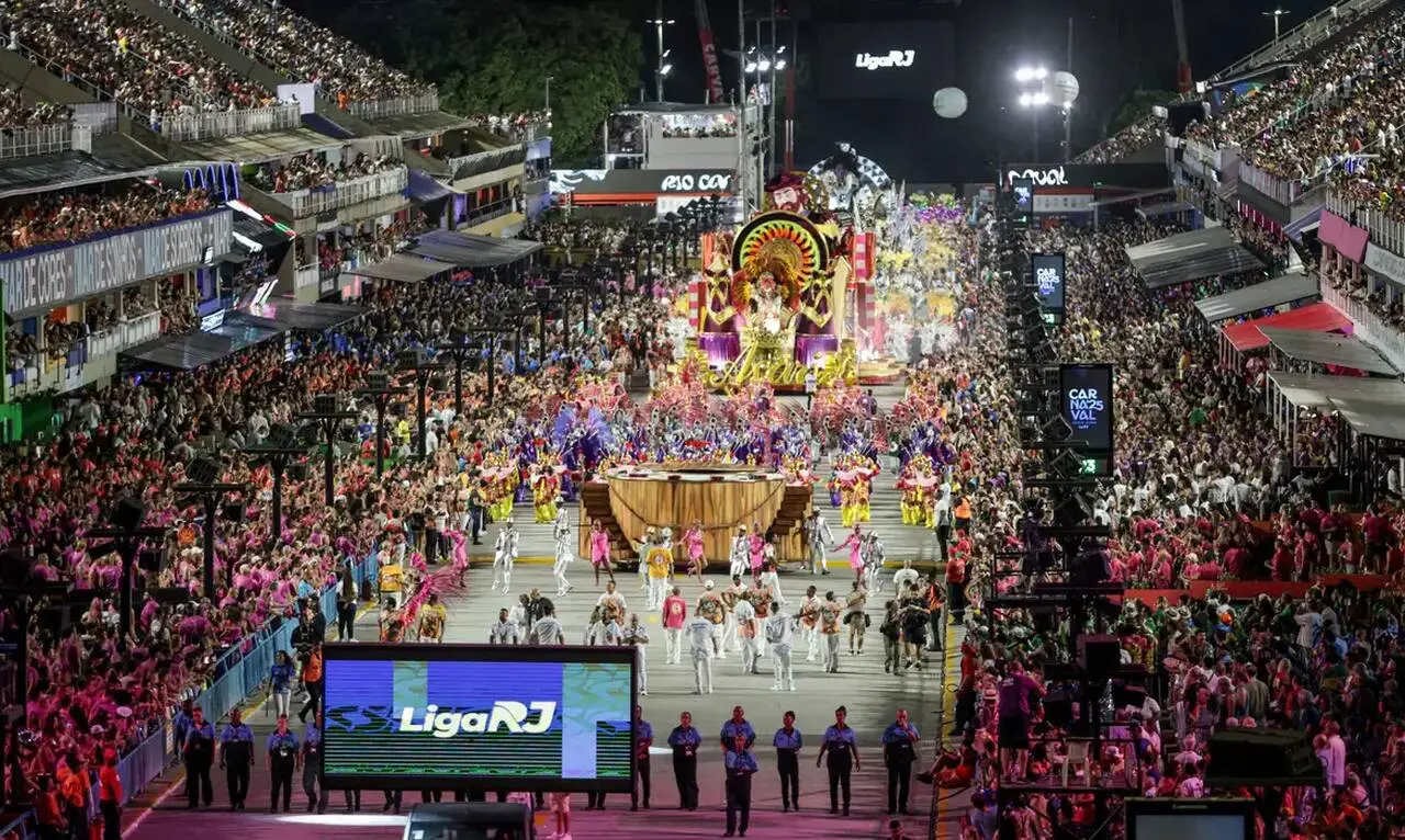 Desfile do Carnaval no Rio de Janeiro com milhares de foliões e atrações coloridas, destacando a alegria e cultura do evento.