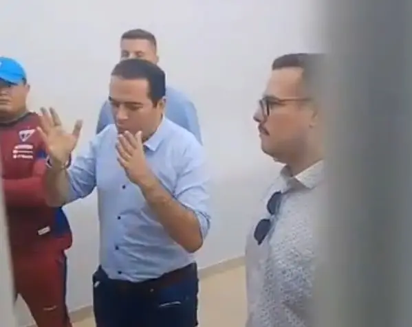 Foto do Marcelo Paz, CEO do Fortaleza, conversando com torcedores do Fortaleza