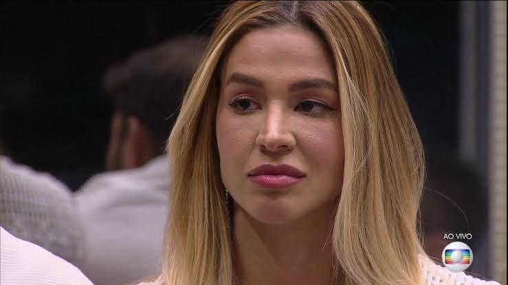 Kerline é uma mulher branca e loira de cabelo liso