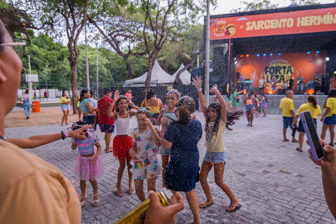 Descentralização marcou Ciclo Carnavalesco de 2025 em Fortaleza, mas ficou restrita ao período do Pré-Carnaval por 'redução orçamentária'; na foto, registro de festa em 8 de fevereiro no polo da av. Sargento Hermínio