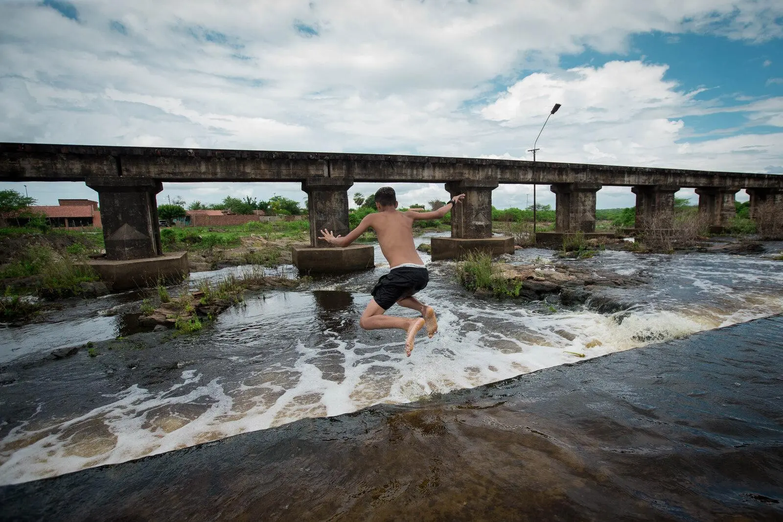 Açude São Pedro Timbaúba sangrando, no Ceará