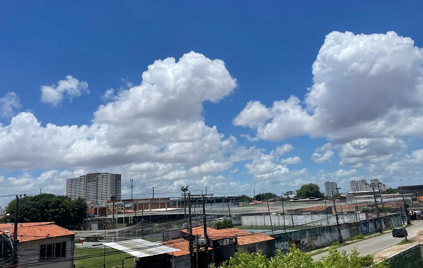 Nuvens sobre o bairro Monte castelo, em Fortaleza
