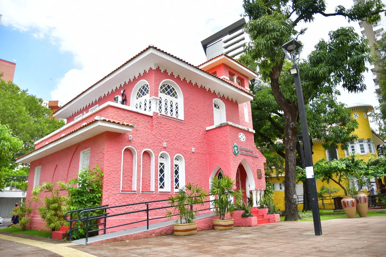Castelinho Ceart. Princípio de incêndio é registrado em castelinho da Praça Luíza Távora em Fortaleza