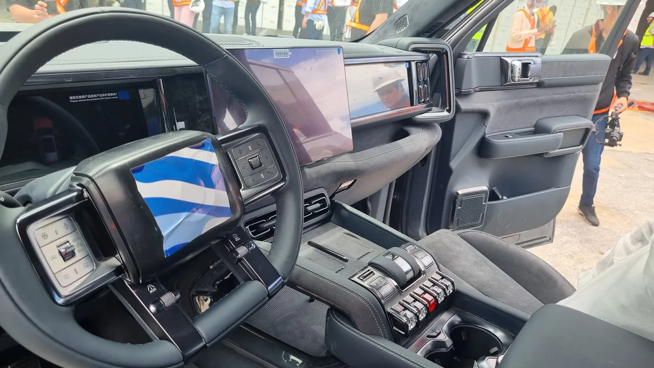 Interior do Denza B5 conta com três telas e console de carro de luxo