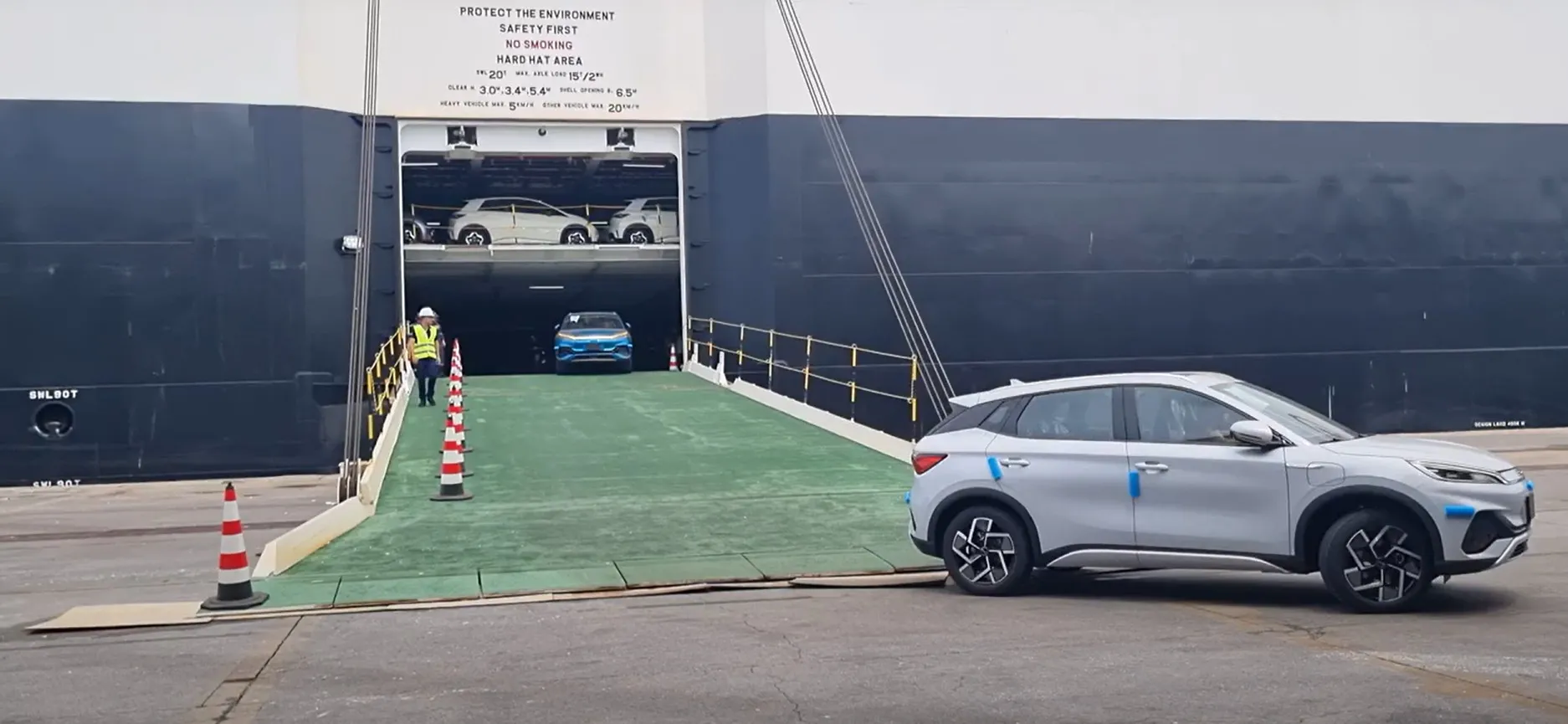 Carros são descarregados um a um, do navio BYD Explorer Nº1