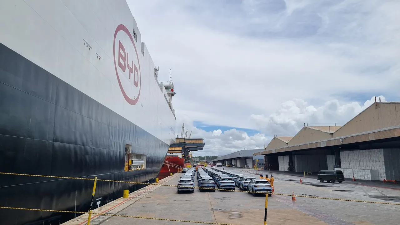 Enquanto produção na fábrica da Bahia não começa, mercado é abastecido por cargas de navio vindos direto da China
