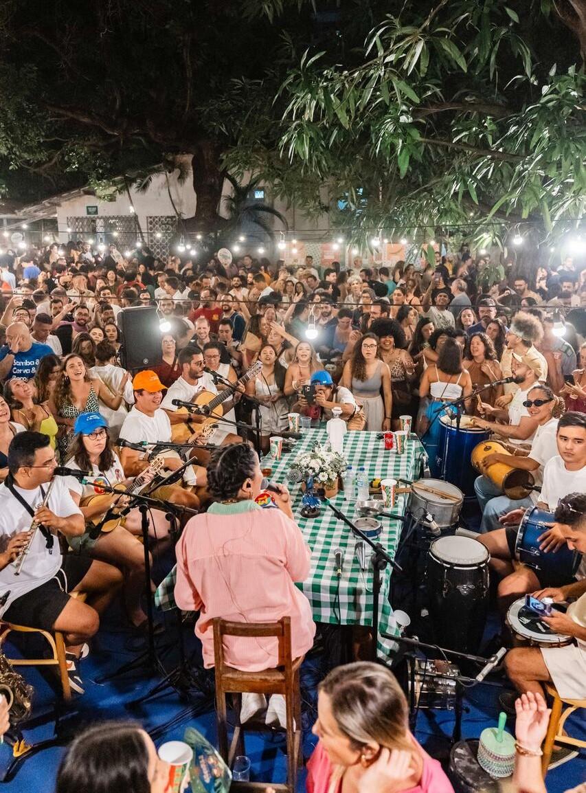 Cantora trabalha com equipe mista nas rodas de samba