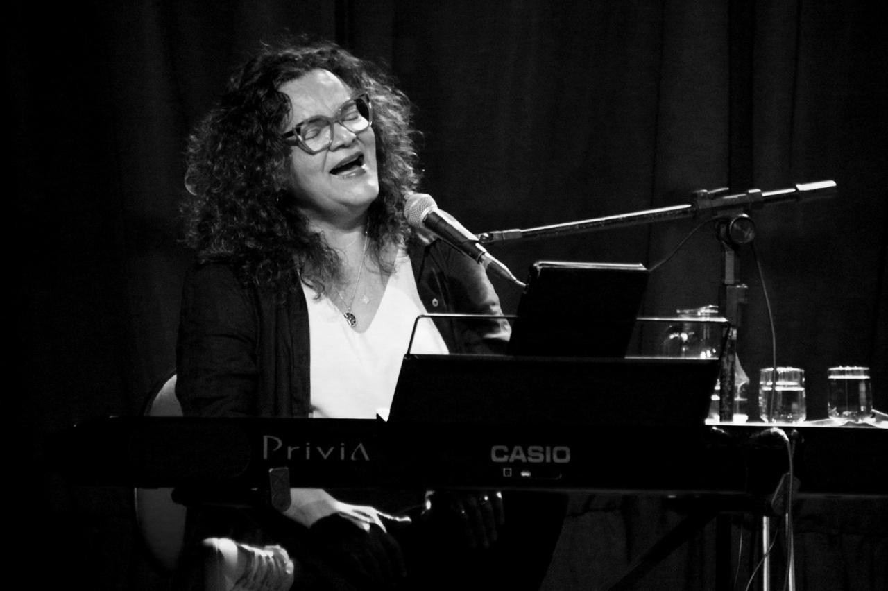 Aparecida também é pianista