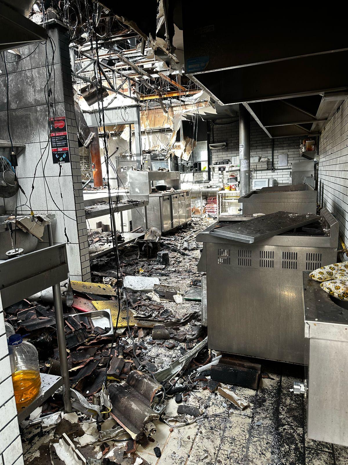 Maquinário da cozinha também foi atingindo por fogo