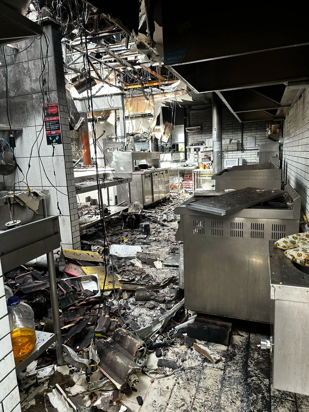 Maquinário da cozinha também foi atingindo por fogo