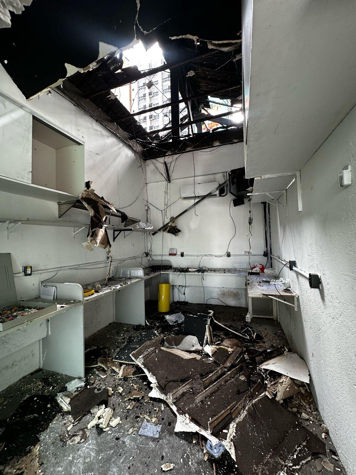 Teto desabou e área administrativa também foi atingido por fogo