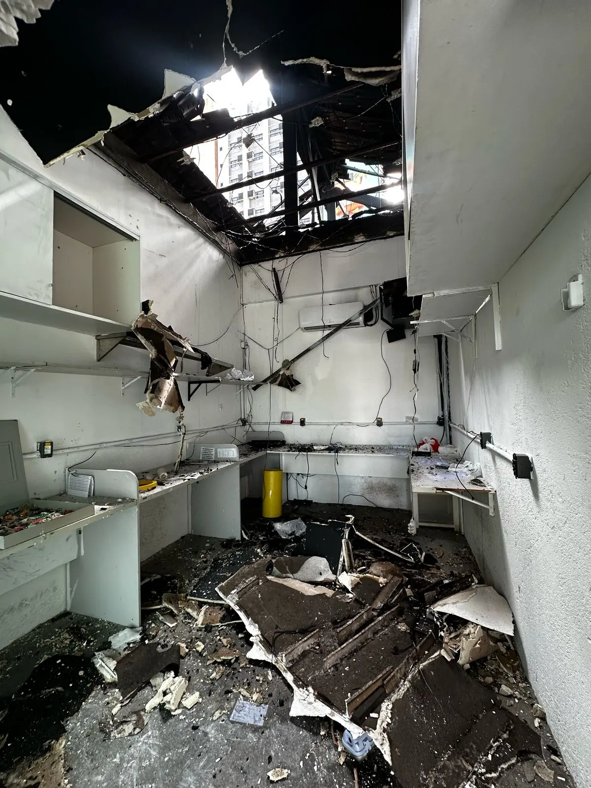 Teto desabou e área administrativa também foi atingido por fogo