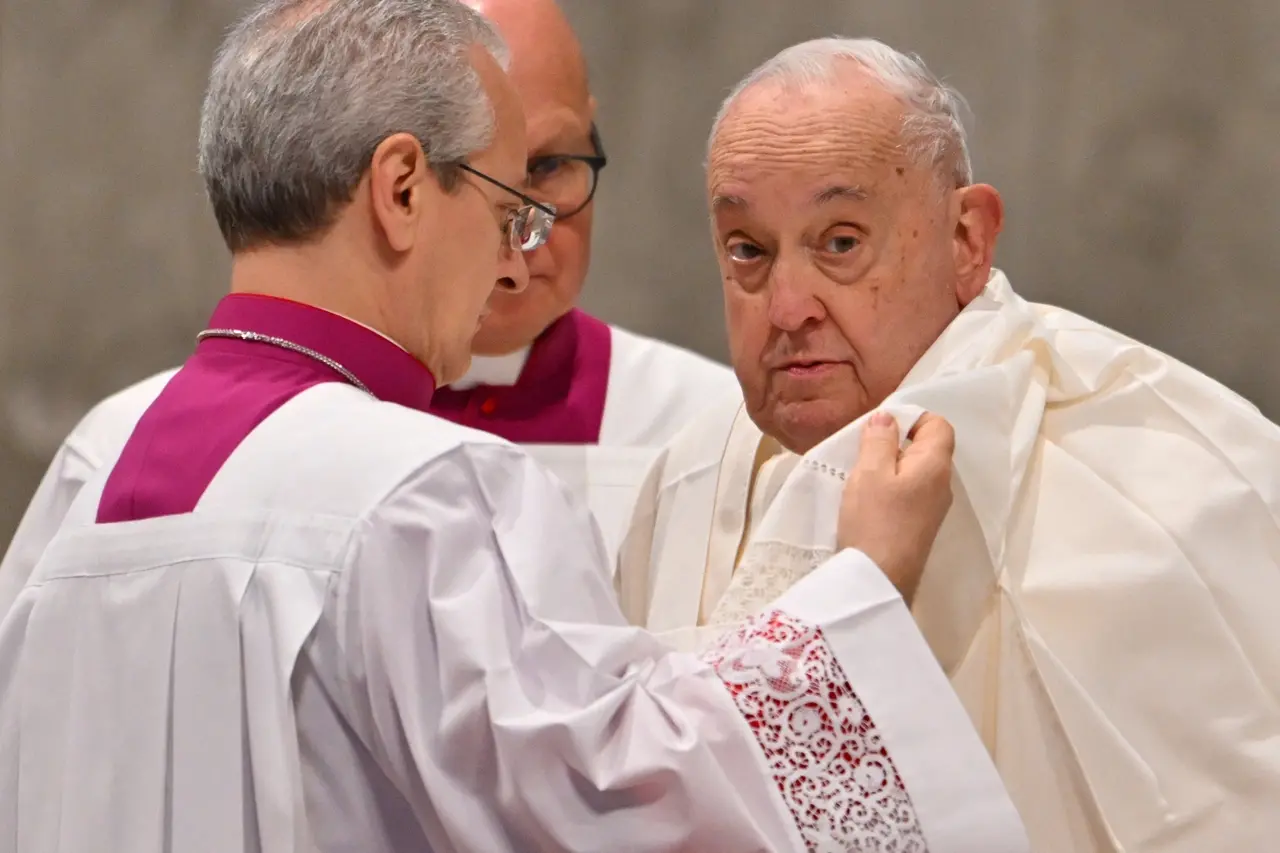 Papa Francisco está internado há 20 dias com pneumonia bilateral