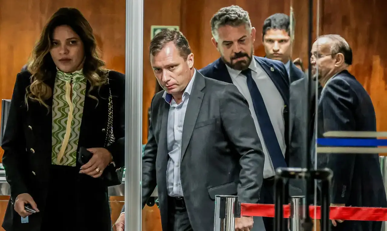 Ex-ajudante de ordens de Jair Bolsonaro, Cid fez acordo de delação premiada com a Polícia Federal