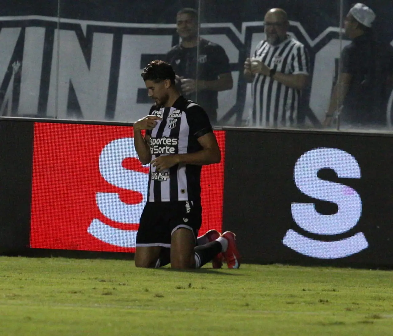 Foto de Pedro Raul comemorando gol do Ceará contra o América-RN